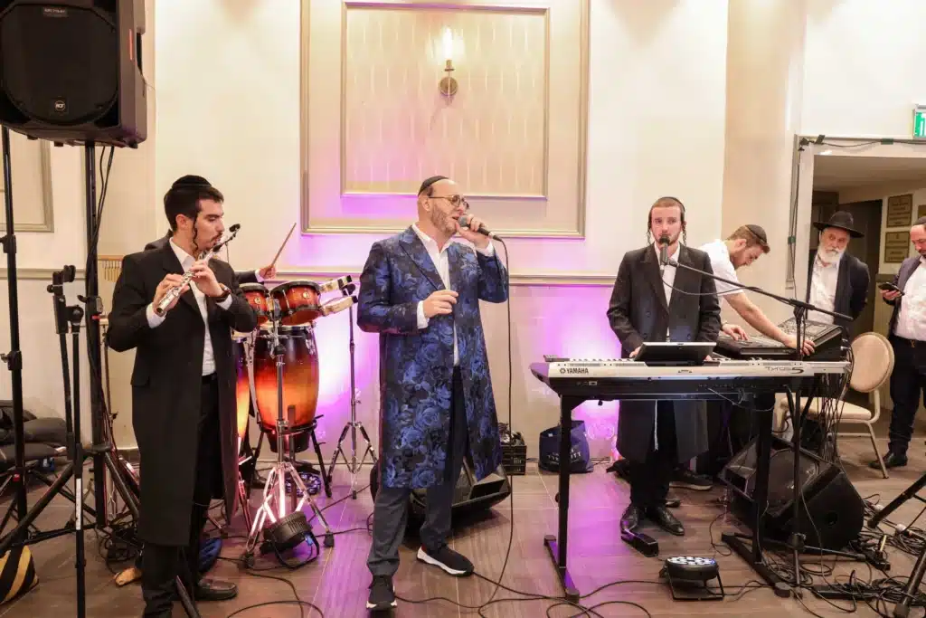 כך חגגה תעשיית המוזיקה החסידית את ה'וואך נאכט' בערב החג כך חגגה תעשיית המוזיקה החסידית את ה'וואך נאכט' בערב החג