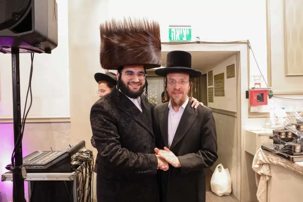כך חגגה תעשיית המוזיקה החסידית את ה'וואך נאכט' בערב החג כך חגגה תעשיית המוזיקה החסידית את ה'וואך נאכט' בערב החג