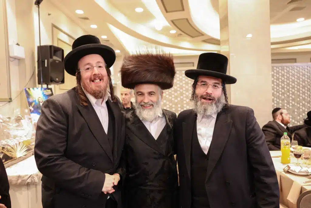 כך חגגה תעשיית המוזיקה החסידית את ה'וואך נאכט' בערב החג כך חגגה תעשיית המוזיקה החסידית את ה'וואך נאכט' בערב החג