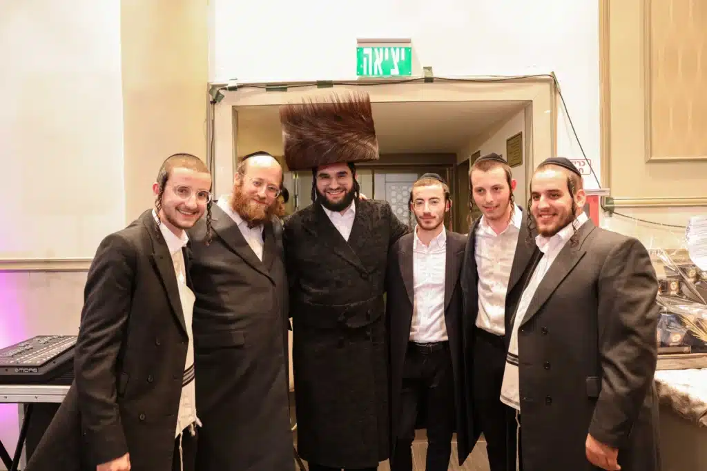 כך חגגה תעשיית המוזיקה החסידית את ה'וואך נאכט' בערב החג כך חגגה תעשיית המוזיקה החסידית את ה'וואך נאכט' בערב החג