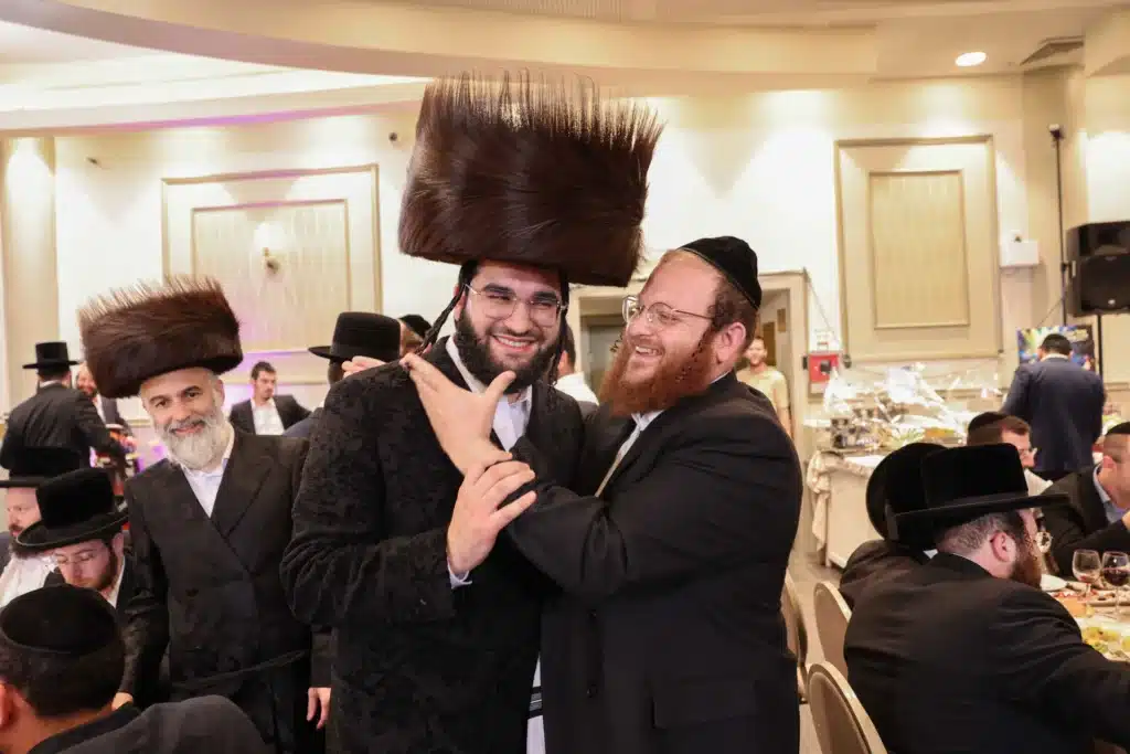 כך חגגה תעשיית המוזיקה החסידית את ה'וואך נאכט' בערב החג כך חגגה תעשיית המוזיקה החסידית את ה'וואך נאכט' בערב החג