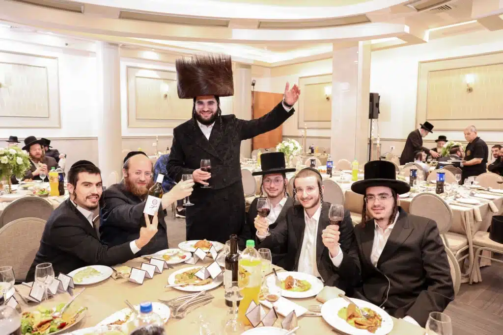 כך חגגה תעשיית המוזיקה החסידית את ה'וואך נאכט' בערב החג כך חגגה תעשיית המוזיקה החסידית את ה'וואך נאכט' בערב החג