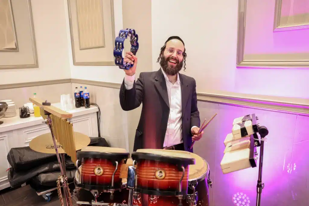 כך חגגה תעשיית המוזיקה החסידית את ה'וואך נאכט' בערב החג כך חגגה תעשיית המוזיקה החסידית את ה'וואך נאכט' בערב החג