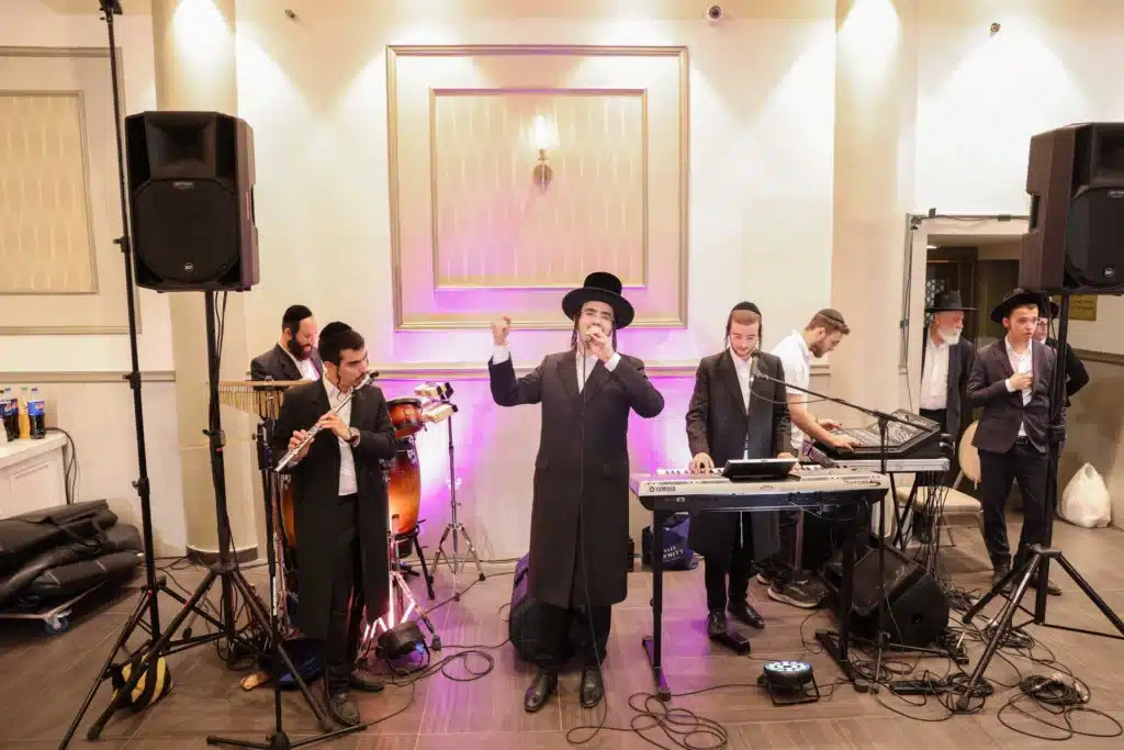 כך חגגה תעשיית המוזיקה החסידית את ה'וואך נאכט' בערב החג כך חגגה תעשיית המוזיקה החסידית את ה'וואך נאכט' בערב החג