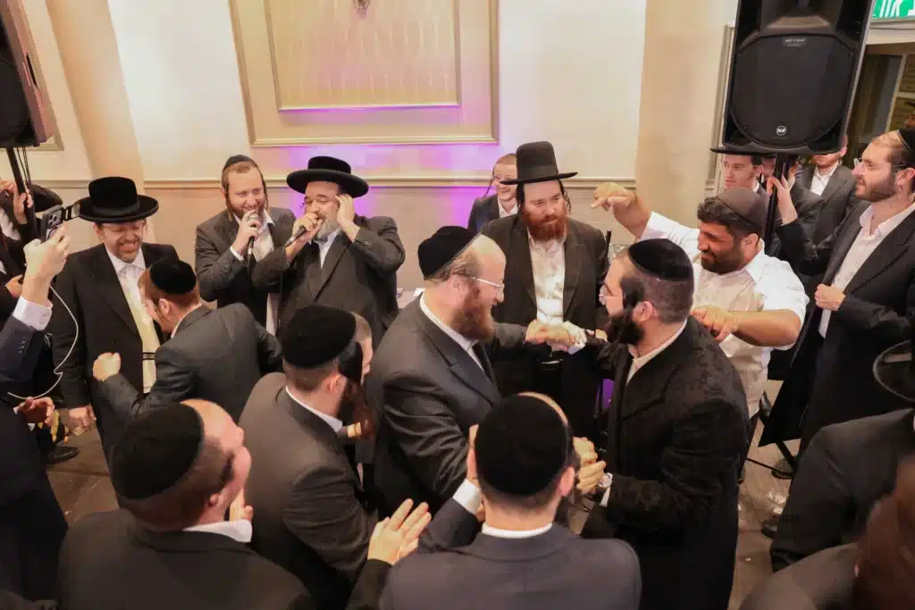 כך חגגה תעשיית המוזיקה החסידית את ה'וואך נאכט' בערב החג כך חגגה תעשיית המוזיקה החסידית את ה'וואך נאכט' בערב החג