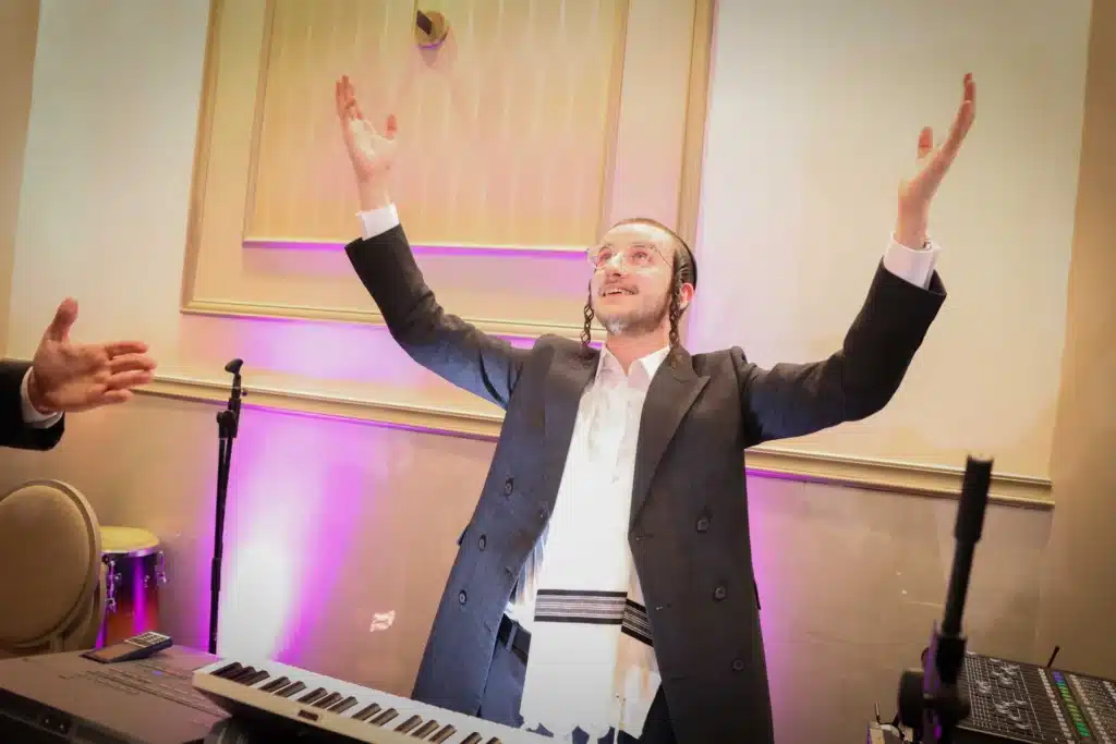 כך חגגה תעשיית המוזיקה החסידית את ה'וואך נאכט' בערב החג כך חגגה תעשיית המוזיקה החסידית את ה'וואך נאכט' בערב החג