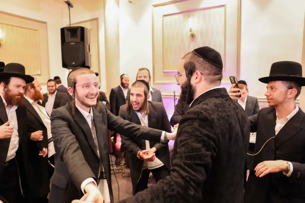כך חגגה תעשיית המוזיקה החסידית את ה'וואך נאכט' בערב החג כך חגגה תעשיית המוזיקה החסידית את ה'וואך נאכט' בערב החג