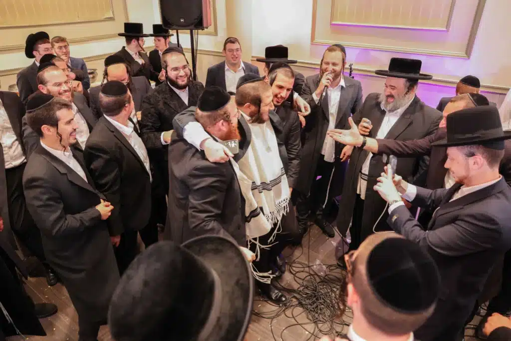 כך חגגה תעשיית המוזיקה החסידית את ה'וואך נאכט' בערב החג כך חגגה תעשיית המוזיקה החסידית את ה'וואך נאכט' בערב החג