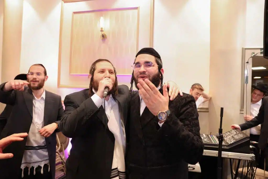 כך חגגה תעשיית המוזיקה החסידית את ה'וואך נאכט' בערב החג כך חגגה תעשיית המוזיקה החסידית את ה'וואך נאכט' בערב החג