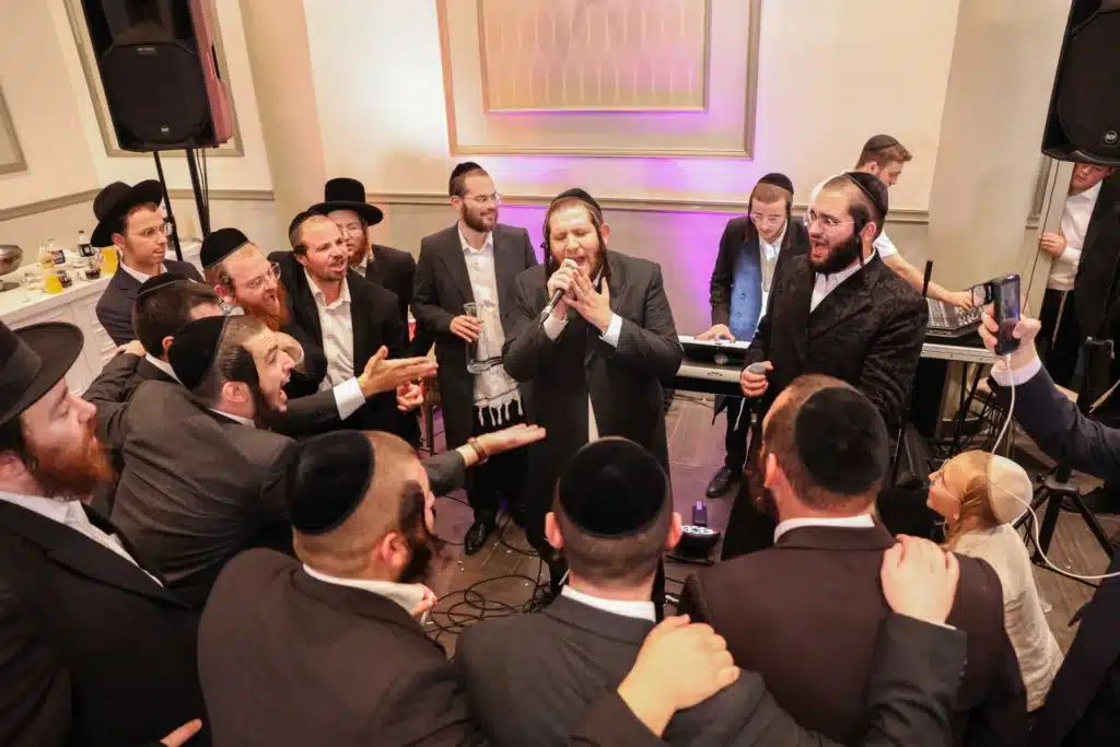 כך חגגה תעשיית המוזיקה החסידית את ה'וואך נאכט' בערב החג כך חגגה תעשיית המוזיקה החסידית את ה'וואך נאכט' בערב החג