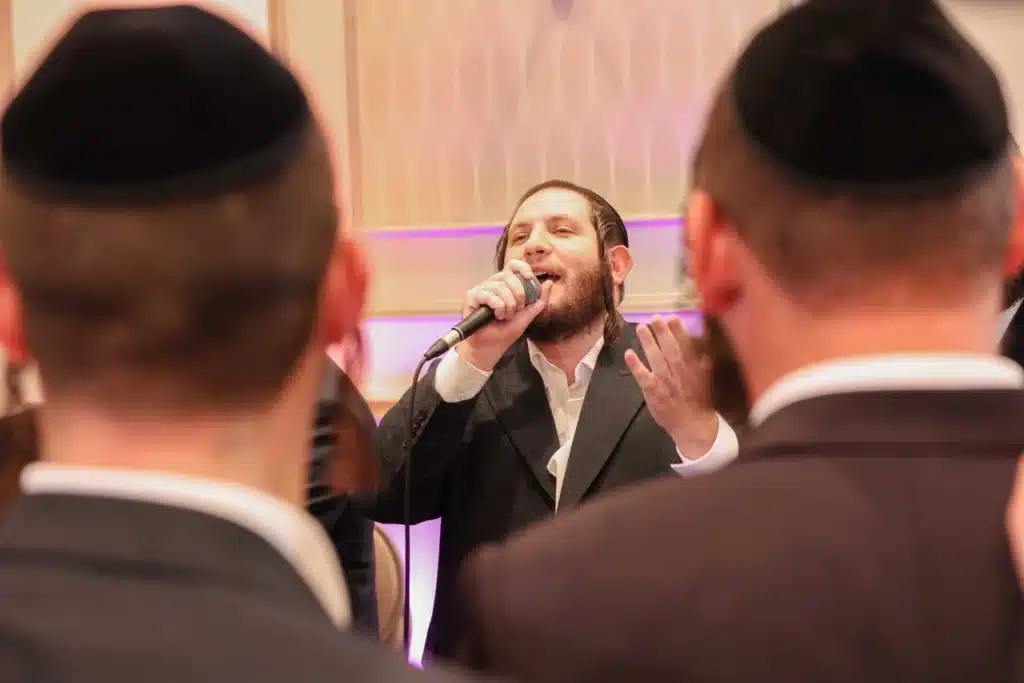 כך חגגה תעשיית המוזיקה החסידית את ה'וואך נאכט' בערב החג כך חגגה תעשיית המוזיקה החסידית את ה'וואך נאכט' בערב החג