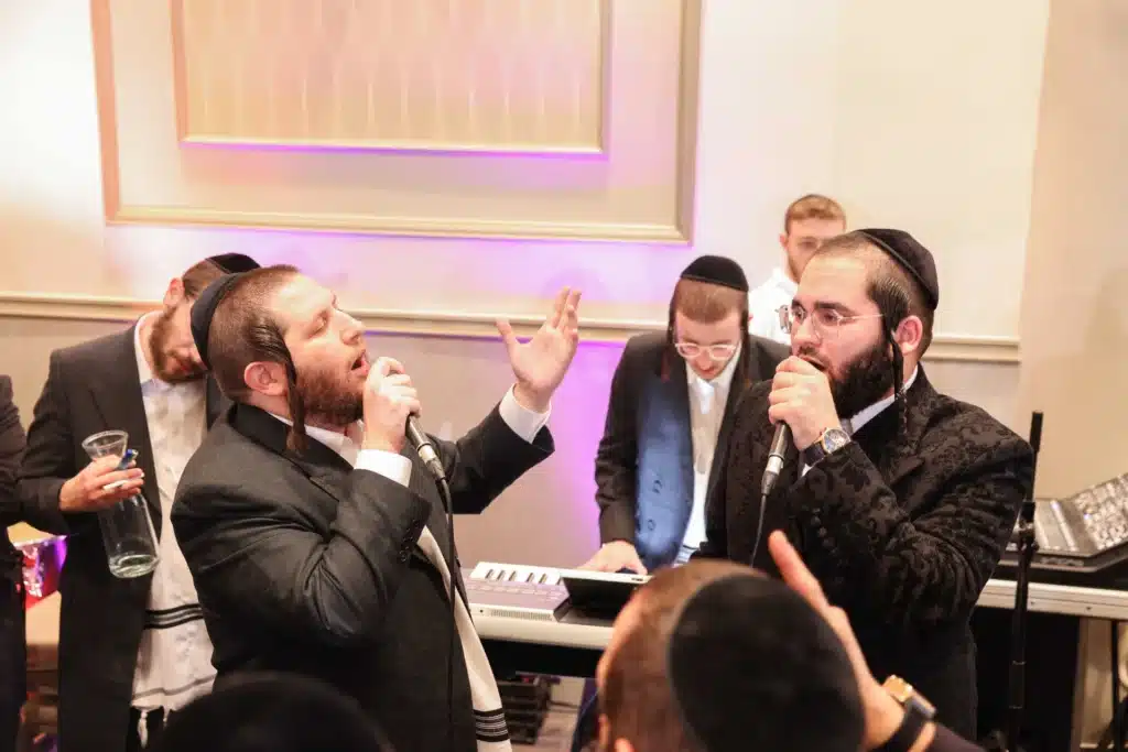 כך חגגה תעשיית המוזיקה החסידית את ה'וואך נאכט' בערב החג כך חגגה תעשיית המוזיקה החסידית את ה'וואך נאכט' בערב החג