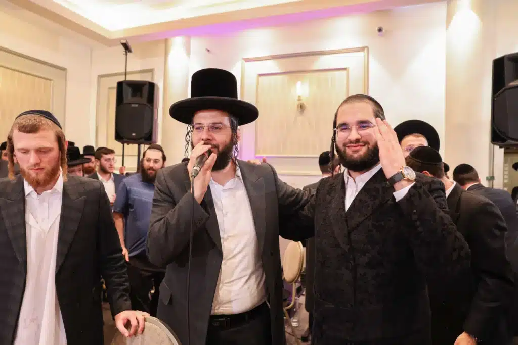 כך חגגה תעשיית המוזיקה החסידית את ה'וואך נאכט' בערב החג כך חגגה תעשיית המוזיקה החסידית את ה'וואך נאכט' בערב החג