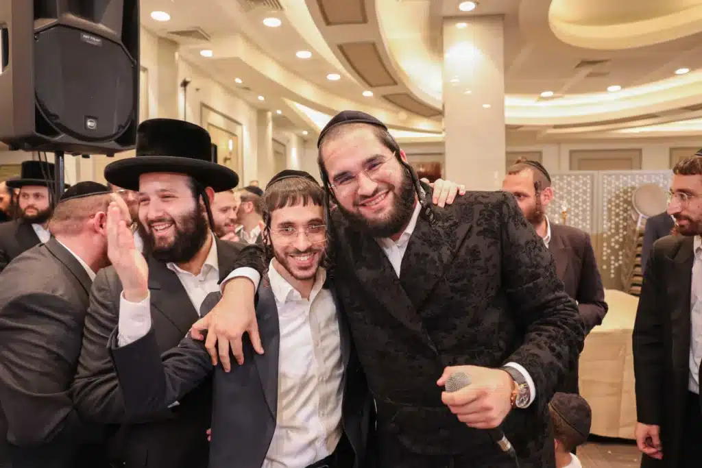 כך חגגה תעשיית המוזיקה החסידית את ה'וואך נאכט' בערב החג כך חגגה תעשיית המוזיקה החסידית את ה'וואך נאכט' בערב החג