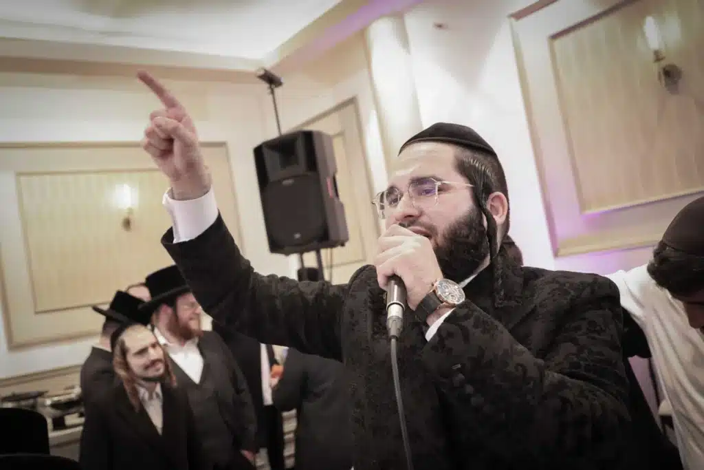 כך חגגה תעשיית המוזיקה החסידית את ה'וואך נאכט' בערב החג כך חגגה תעשיית המוזיקה החסידית את ה'וואך נאכט' בערב החג