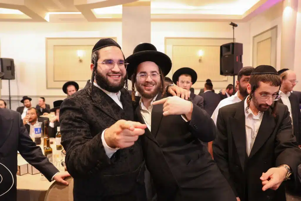 כך חגגה תעשיית המוזיקה החסידית את ה'וואך נאכט' בערב החג כך חגגה תעשיית המוזיקה החסידית את ה'וואך נאכט' בערב החג