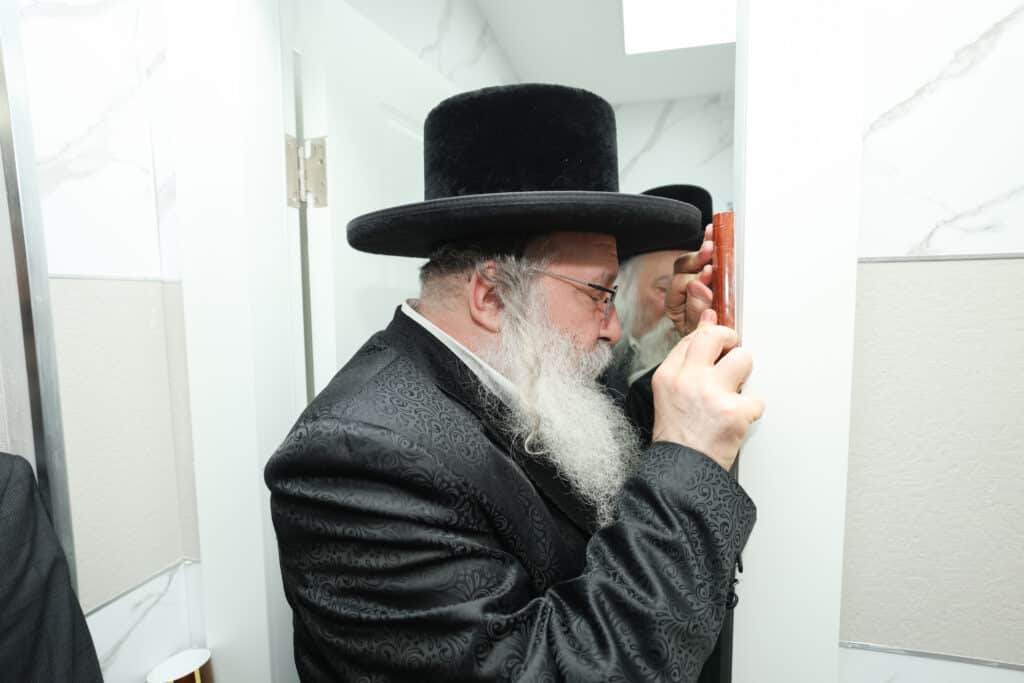 התרגשות בנדבורנה: האדמו"ר קבע מזוזה וחנך את ביהמ"ד בירושלים התרגשות בנדבורנה: האדמו"ר קבע מזוזה וחנך את ביהמ"ד בירושלים