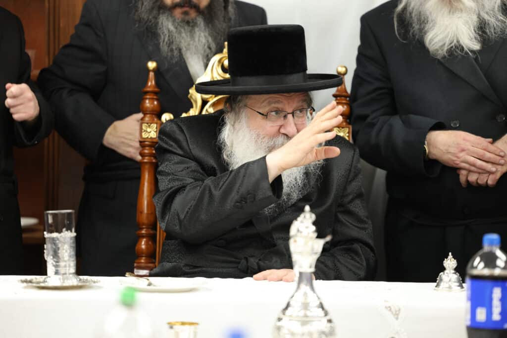 התרגשות בנדבורנה: האדמו"ר קבע מזוזה וחנך את ביהמ"ד בירושלים התרגשות בנדבורנה: האדמו"ר קבע מזוזה וחנך את ביהמ"ד בירושלים