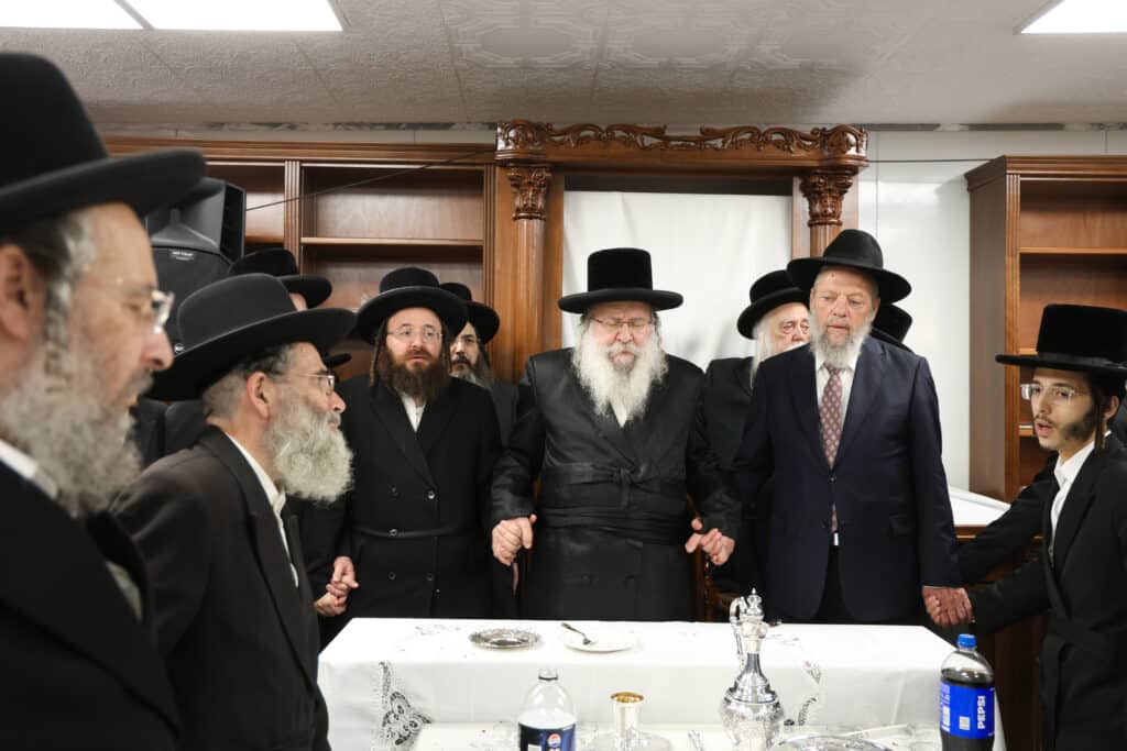 התרגשות בנדבורנה: האדמו"ר קבע מזוזה וחנך את ביהמ"ד בירושלים התרגשות בנדבורנה: האדמו"ר קבע מזוזה וחנך את ביהמ"ד בירושלים