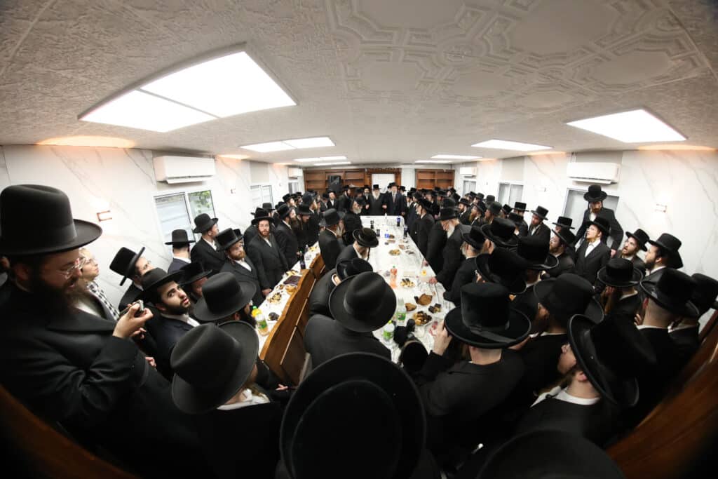 התרגשות בנדבורנה: האדמו"ר קבע מזוזה וחנך את ביהמ"ד בירושלים התרגשות בנדבורנה: האדמו"ר קבע מזוזה וחנך את ביהמ"ד בירושלים