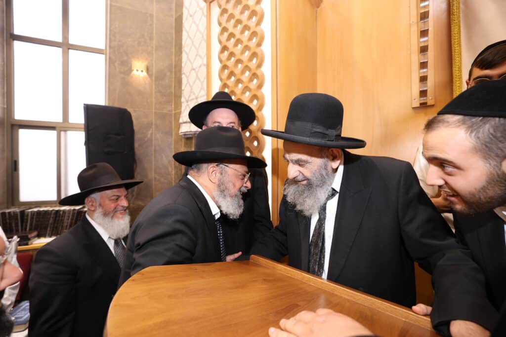 גלריה: הגר"מ צדקה הטריח את עצמו לכינוס האברכים בביתר גלריה: הגר"מ צדקה הטריח את עצמו לכינוס האברכים בביתר