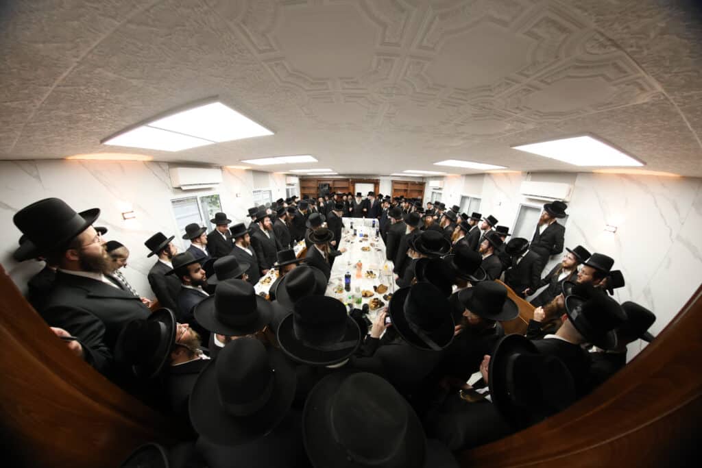 התרגשות בנדבורנה: האדמו"ר קבע מזוזה וחנך את ביהמ"ד בירושלים התרגשות בנדבורנה: האדמו"ר קבע מזוזה וחנך את ביהמ"ד בירושלים