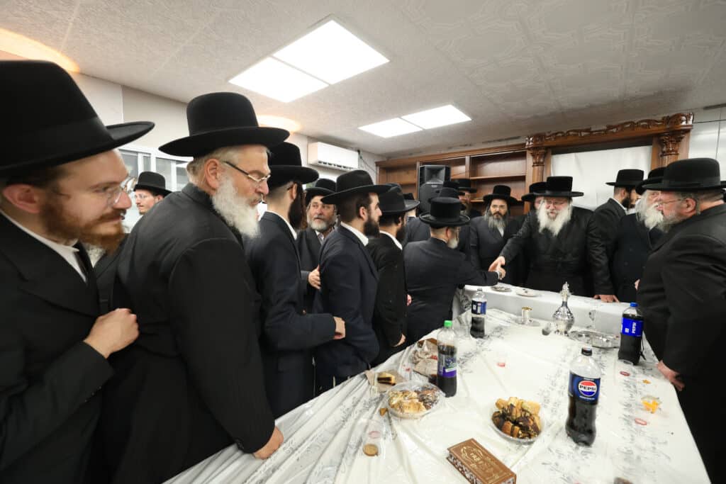 התרגשות בנדבורנה: האדמו"ר קבע מזוזה וחנך את ביהמ"ד בירושלים התרגשות בנדבורנה: האדמו"ר קבע מזוזה וחנך את ביהמ"ד בירושלים
