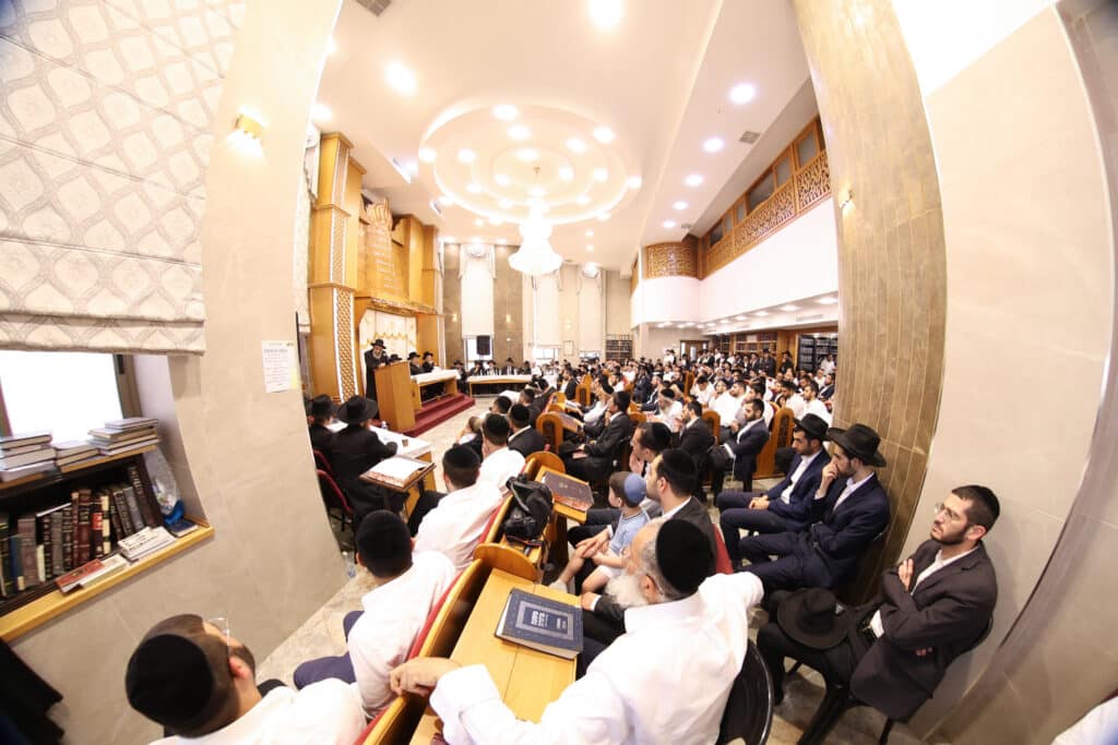 גלריה: הגר"מ צדקה הטריח את עצמו לכינוס האברכים בביתר גלריה: הגר"מ צדקה הטריח את עצמו לכינוס האברכים בביתר