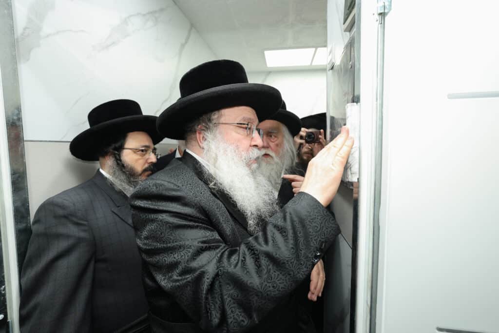 התרגשות בנדבורנה: האדמו"ר קבע מזוזה וחנך את ביהמ"ד בירושלים התרגשות בנדבורנה: האדמו"ר קבע מזוזה וחנך את ביהמ"ד בירושלים