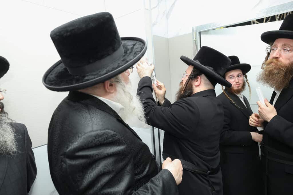 התרגשות בנדבורנה: האדמו"ר קבע מזוזה וחנך את ביהמ"ד בירושלים התרגשות בנדבורנה: האדמו"ר קבע מזוזה וחנך את ביהמ"ד בירושלים