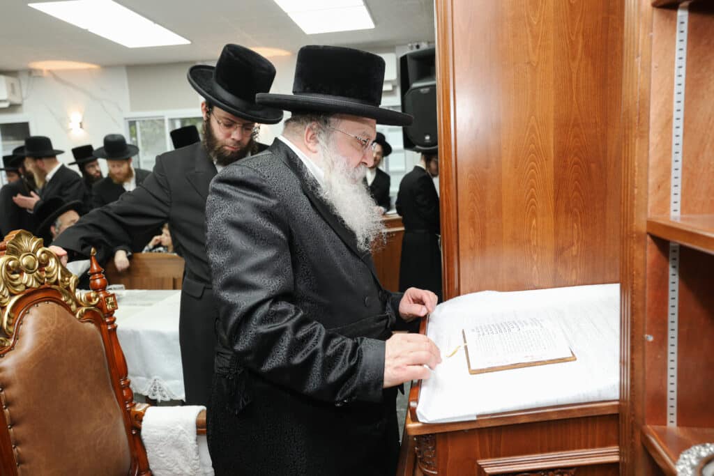התרגשות בנדבורנה: האדמו"ר קבע מזוזה וחנך את ביהמ"ד בירושלים התרגשות בנדבורנה: האדמו"ר קבע מזוזה וחנך את ביהמ"ד בירושלים