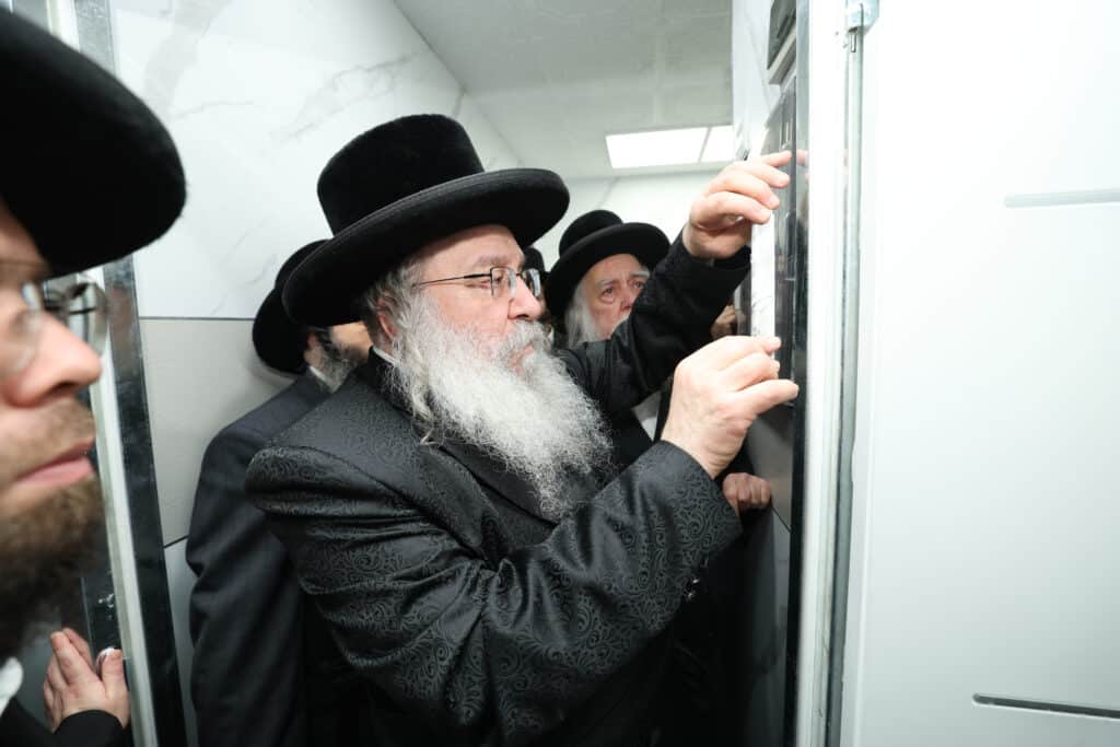 התרגשות בנדבורנה: האדמו"ר קבע מזוזה וחנך את ביהמ"ד בירושלים התרגשות בנדבורנה: האדמו"ר קבע מזוזה וחנך את ביהמ"ד בירושלים