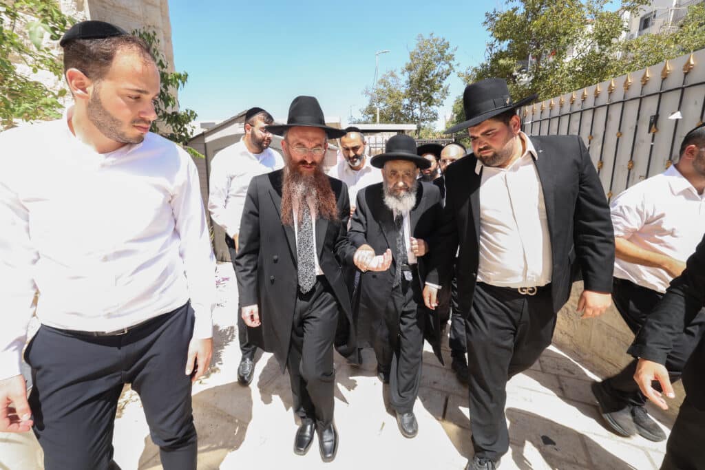גלריה: הגר"מ צדקה הטריח את עצמו לכינוס האברכים בביתר גלריה: הגר"מ צדקה הטריח את עצמו לכינוס האברכים בביתר