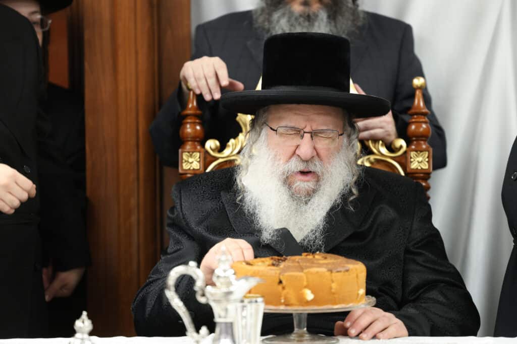 התרגשות בנדבורנה: האדמו"ר קבע מזוזה וחנך את ביהמ"ד בירושלים התרגשות בנדבורנה: האדמו"ר קבע מזוזה וחנך את ביהמ"ד בירושלים