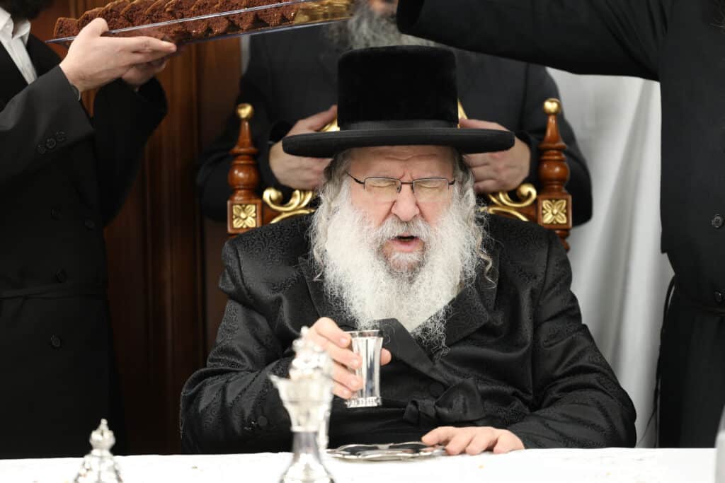 התרגשות בנדבורנה: האדמו"ר קבע מזוזה וחנך את ביהמ"ד בירושלים התרגשות בנדבורנה: האדמו"ר קבע מזוזה וחנך את ביהמ"ד בירושלים