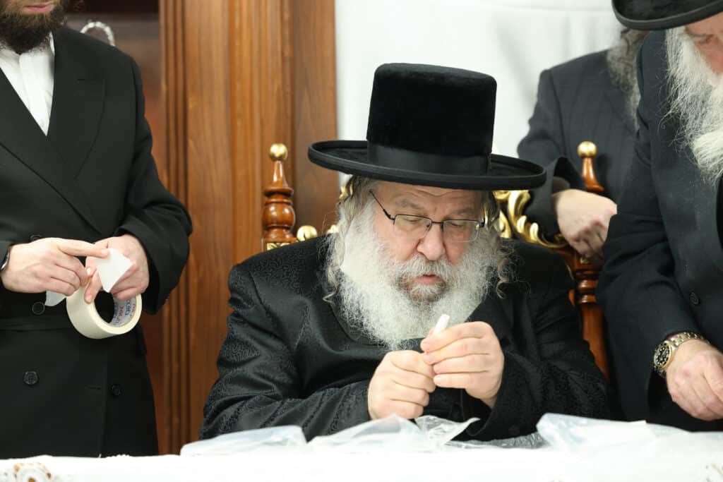 התרגשות בנדבורנה: האדמו"ר קבע מזוזה וחנך את ביהמ"ד בירושלים התרגשות בנדבורנה: האדמו"ר קבע מזוזה וחנך את ביהמ"ד בירושלים
