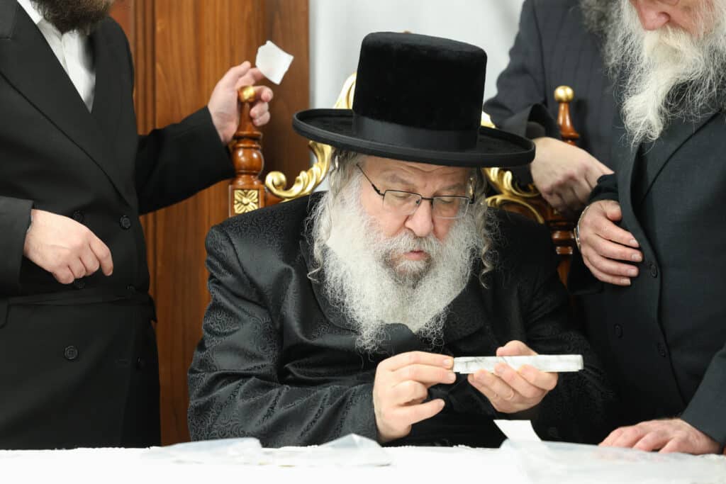 התרגשות בנדבורנה: האדמו"ר קבע מזוזה וחנך את ביהמ"ד בירושלים התרגשות בנדבורנה: האדמו"ר קבע מזוזה וחנך את ביהמ"ד בירושלים