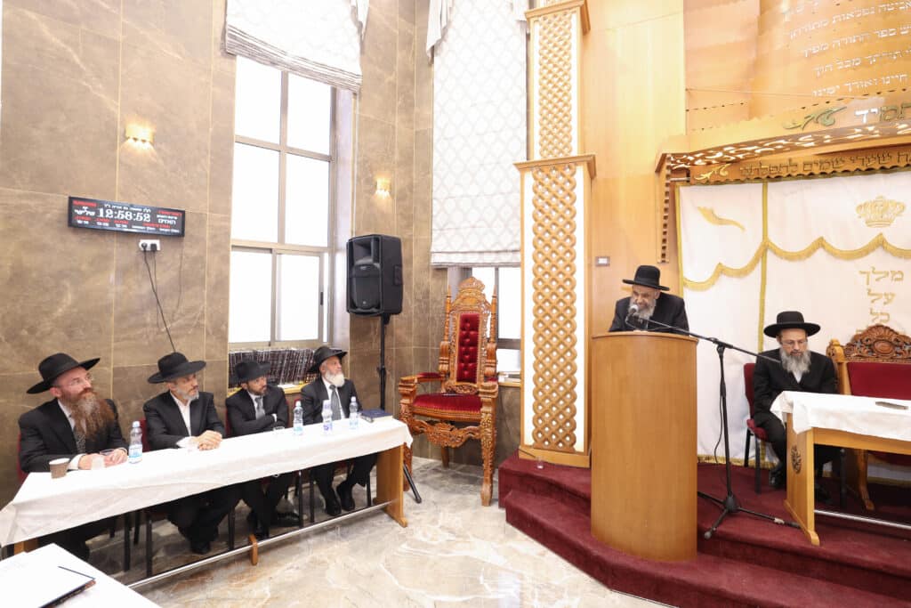 גלריה: הגר"מ צדקה הטריח את עצמו לכינוס האברכים בביתר גלריה: הגר"מ צדקה הטריח את עצמו לכינוס האברכים בביתר