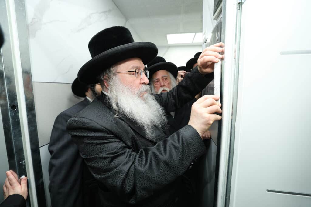 התרגשות בנדבורנה: האדמו"ר קבע מזוזה וחנך את ביהמ"ד בירושלים התרגשות בנדבורנה: האדמו"ר קבע מזוזה וחנך את ביהמ"ד בירושלים