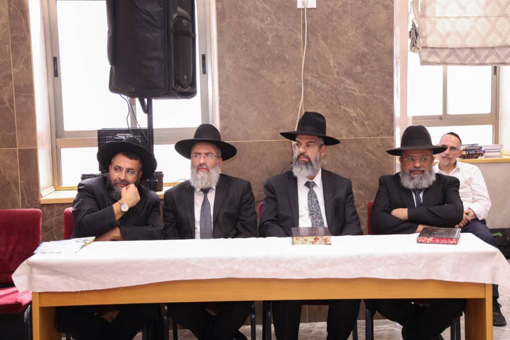 גלריה: הגר"מ צדקה הטריח את עצמו לכינוס האברכים בביתר גלריה: הגר"מ צדקה הטריח את עצמו לכינוס האברכים בביתר