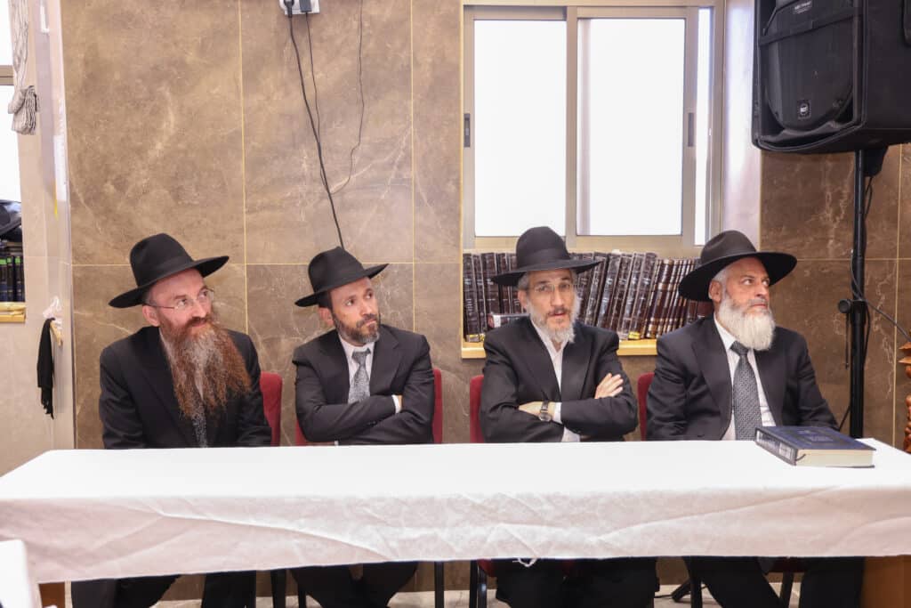 גלריה: הגר"מ צדקה הטריח את עצמו לכינוס האברכים בביתר גלריה: הגר"מ צדקה הטריח את עצמו לכינוס האברכים בביתר