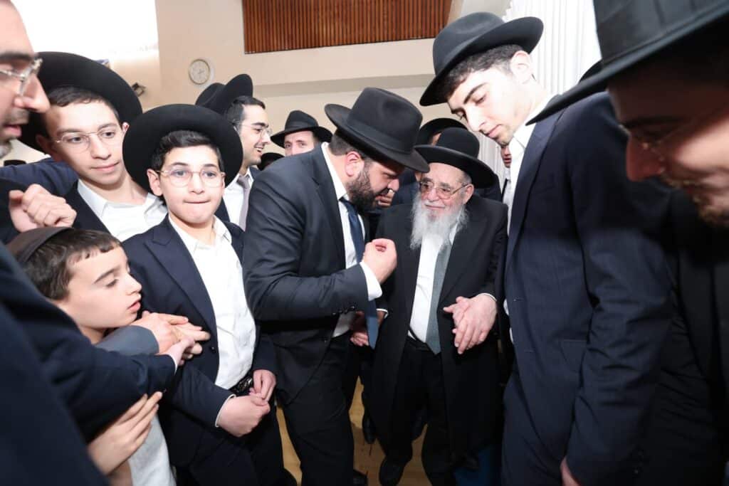 מעל מאה בחורים: גלריה ממעמד הסיומים בקהילת מסילת ישרים מעל מאה בחורים: גלריה ממעמד הסיומים בקהילת מסילת ישרים