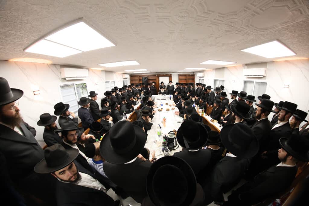 התרגשות בנדבורנה: האדמו"ר קבע מזוזה וחנך את ביהמ"ד בירושלים התרגשות בנדבורנה: האדמו"ר קבע מזוזה וחנך את ביהמ"ד בירושלים