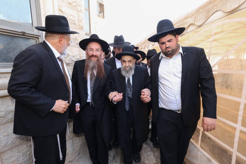 גלריה: הגר"מ צדקה הטריח את עצמו לכינוס האברכים בביתר גלריה: הגר"מ צדקה הטריח את עצמו לכינוס האברכים בביתר