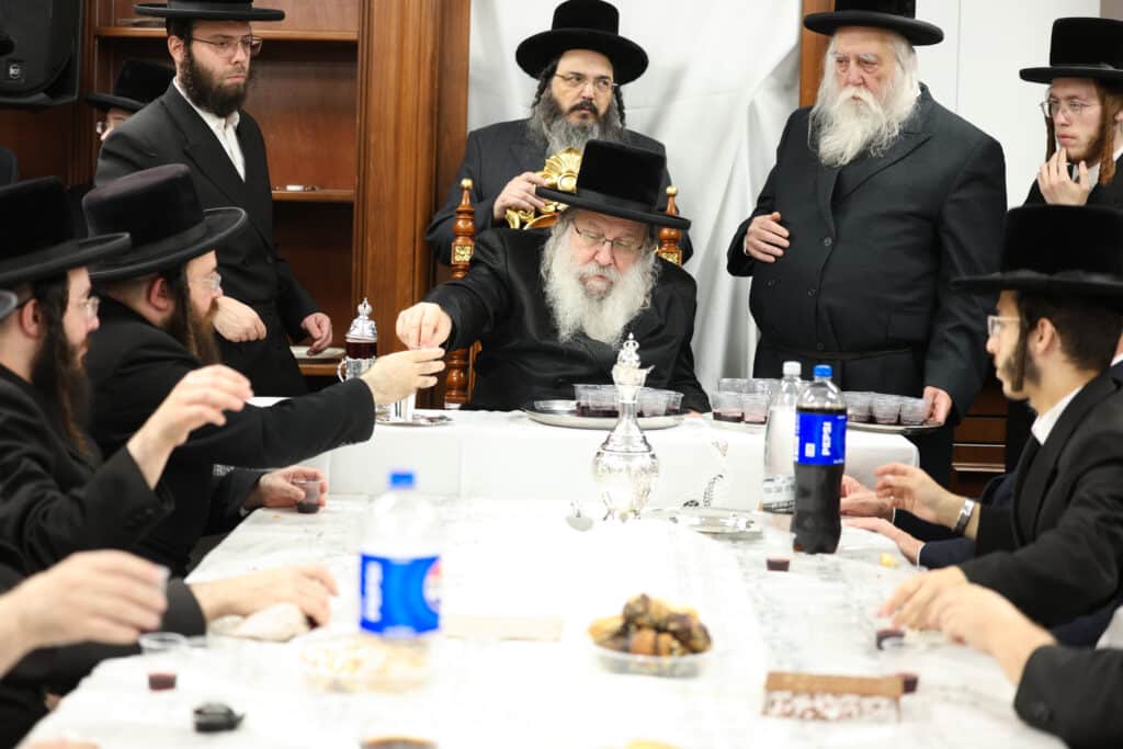 התרגשות בנדבורנה: האדמו"ר קבע מזוזה וחנך את ביהמ"ד בירושלים התרגשות בנדבורנה: האדמו"ר קבע מזוזה וחנך את ביהמ"ד בירושלים