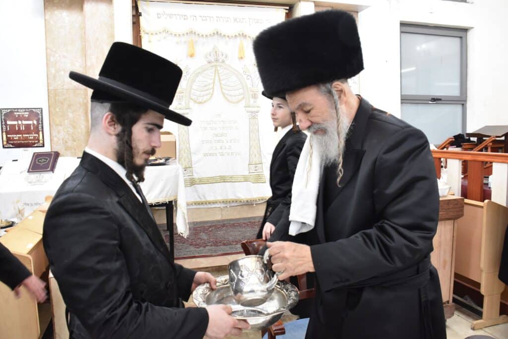גלריה: ערב יום כיפור ומוצאי יום כיפור בחצר חסידות אשלג גלריה: ערב יום כיפור ומוצאי יום כיפור בחצר חסידות אשלג