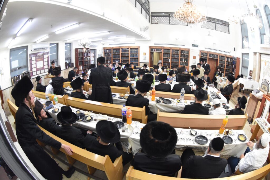 גלריה: ערב יום כיפור ומוצאי יום כיפור בחצר חסידות אשלג גלריה: ערב יום כיפור ומוצאי יום כיפור בחצר חסידות אשלג