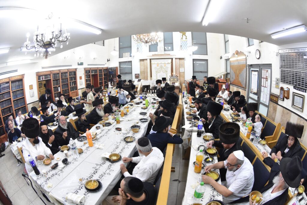 גלריה: ערב יום כיפור ומוצאי יום כיפור בחצר חסידות אשלג גלריה: ערב יום כיפור ומוצאי יום כיפור בחצר חסידות אשלג