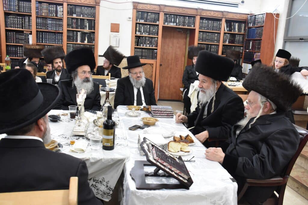 גלריה: ערב יום כיפור ומוצאי יום כיפור בחצר חסידות אשלג גלריה: ערב יום כיפור ומוצאי יום כיפור בחצר חסידות אשלג