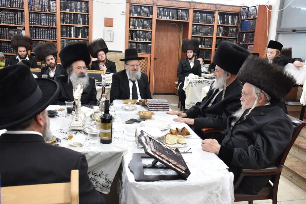 גלריה: ערב יום כיפור ומוצאי יום כיפור בחצר חסידות אשלג גלריה: ערב יום כיפור ומוצאי יום כיפור בחצר חסידות אשלג